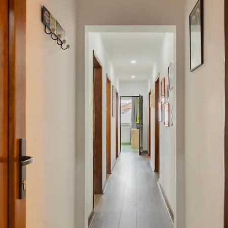 Remodeled Historical In The Center Apartment