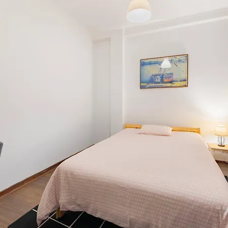 Remodeled Historical In The Center Apartment