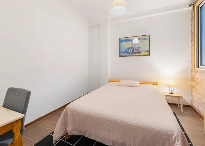 Remodeled Historical In The Center Apartment